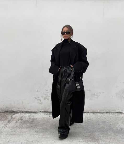 All Posts • Instagram Long Black Trench Coat, Grunge Looks, Rock Star Outfit, Trench Coat Outfit, Trench Coat Black, Coat Outfits, Casual Style Outfits, Cute Simple Outfits, Modest Outfits