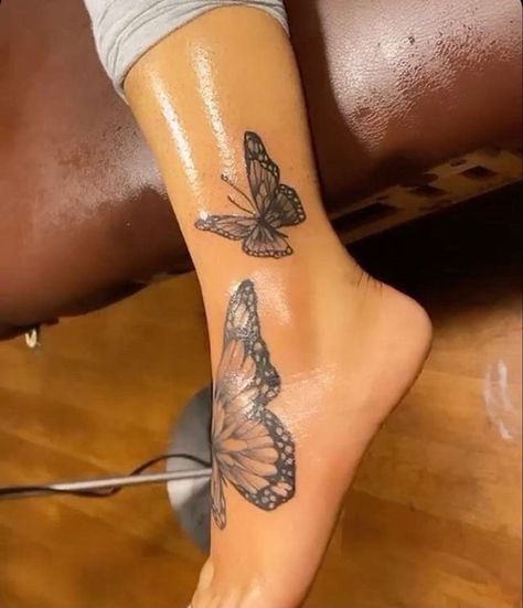 Butterfly tattoos Cute Foot Tattoos, Tato Henna, Cute Hand Tattoos, Butterfly Tattoos For Women, Anklet Tattoos, Snakebites, Foot Tattoos For Women, Black Girls With Tattoos, Inspiration Tattoos