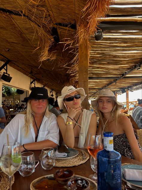 Jacquemus hucket hat trend Jacquemus Beach, Hat Jacquemus, Jacquemus Hat, Beach Lunch, Panama Hat, Ibiza, Panama, Fashion Show, Hats