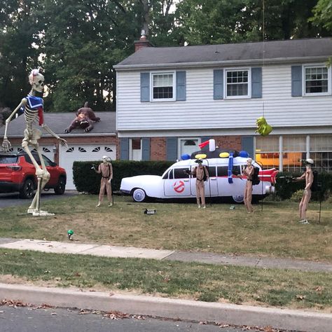 This Ghostbusters Halloween display makes perfect use of Home Depot's 12-foot tall skeleton - Ghostbusters News Simple Outdoor Halloween Decor, Ghostbusters Halloween, Halloween Yard Displays, Halloween Yard Art, Halloween Haunted House Decorations, Halloween Lawn, Halloween Decoration Ideas, Halloween Skeleton Decorations, Ghost Busters