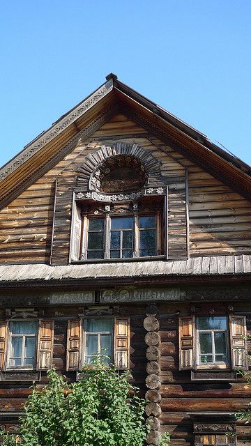 Traditional Russian izba (house) | Flickr - Photo Sharing! Russian Izba, Russian Windows, California Bedroom Style, Russian Houses, Derilict Buildings, Russian House, House Traditional, Italy For Kids, White Bedroom Design