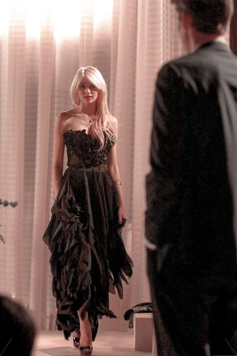 Jenny Humphrey Black Dress, Jenny Humphrey Dress, Jenny Gossip Girl Outfits, Jenny Humphrey Designs, Gossip Girl Jenny Outfits, Blackcore Outfit, Jenny Humphrey Hair, Gossip Girl Gowns, Jenny Gossip Girl