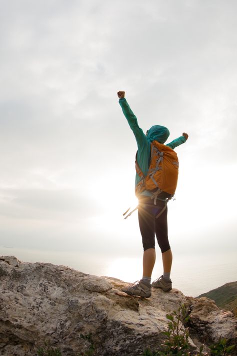 Hiking Photo Ideas, Hiking Pose, Hiking Photoshoot, Hiking Picture Ideas, Trekking Photography, Woman Hiking, Successful Lifestyle, Best Family Resorts, Hiking Photos