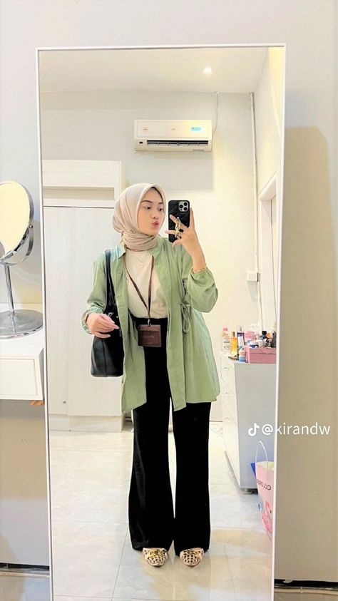 Inspirasi Outfit Hijab Casual Dengan Simple Rok ,Kemeja ,Kulot Maupun Dress Ala Selebgram Casual Outfits Hijab, Outfit Hijab Simple, Ootd Ngampus, Outfit Ngampus, Ootd Korean Style, Outfit Hijab Casual, Ootd Hijab Casual, Casual Work Outfits Women, Hijab Look