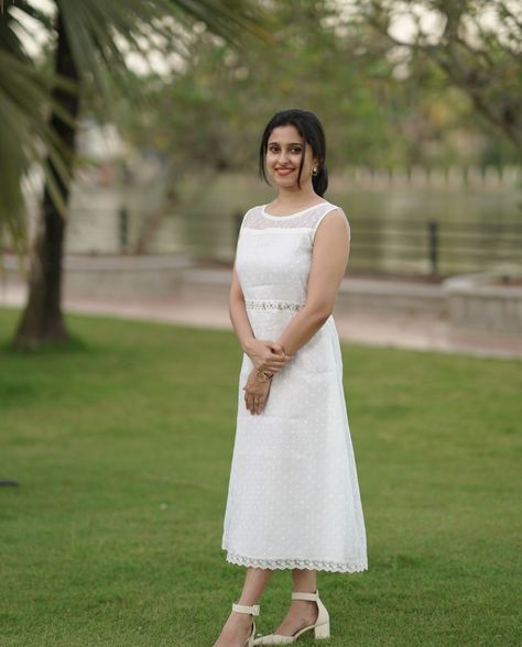 White Frocks For Women, Frock Designs For Women, Fancy Frock, Kurti Ideas, Classic Dressing, Frock Models, Pretty Dresses Casual, Frocks And Gowns, Simple Frock Design