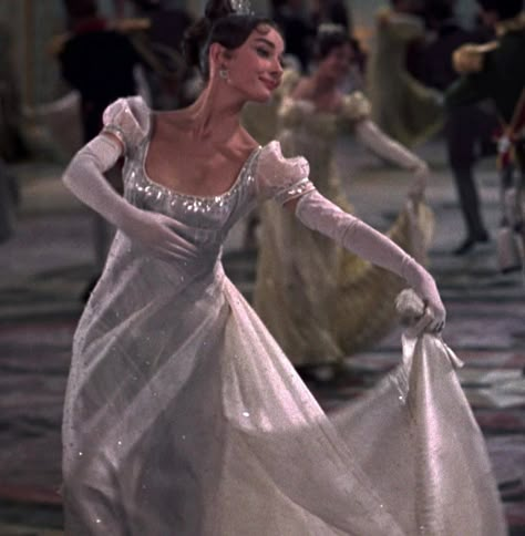 Aubrey Hepburn, Audrey Hepburn Style, Regency Dress, Princess Core, Anna Karenina, Hepburn Style, Sophia Loren, Old Hollywood Glamour, 인물 사진