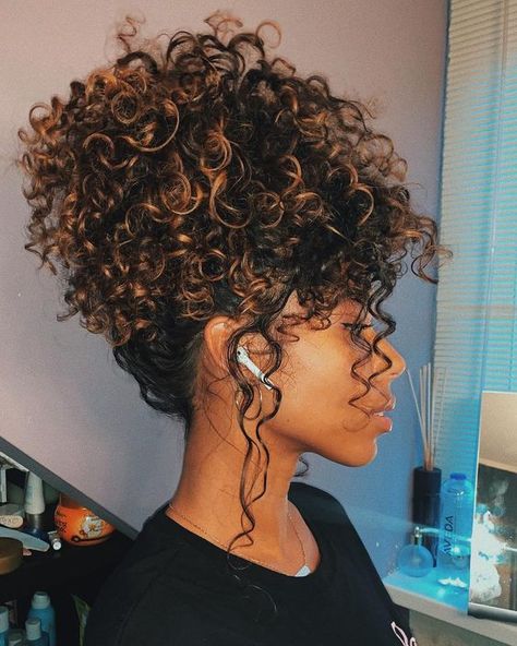 Highlights Curly Hair, Colored Curly Hair, Curly Hair Inspiration, Penteado Cabelo Curto, Hair Photo, Long Curly Hair, Natural Curls, Afro Hairstyles, العناية بالشعر