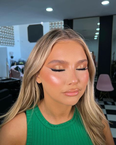 Formal Makeup For Green Eyes Blonde Hair, Glam Makeup Round Face, Gold Full Glam Makeup, Glowy Formal Makeup, Going Out Makeup Looks Green Eyes, Clean Glam Makeup, Wedding Makeup Styles, Makeup For Yellow Outfit, Pink And Gold Makeup Looks