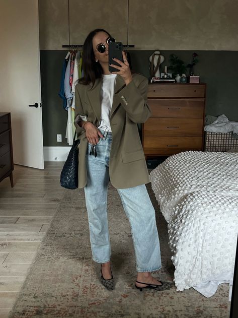 Styling A Green Blazer, Oversized Blazer Casual, Gen Z Blazer Outfit, Oversized Khaki Blazer Outfit, Oversized Gray Blazer Outfit, Oversized Blazer Work Outfit, Oversized Business Casual, Blazer Outfits Office, Styling Oversized Blazer