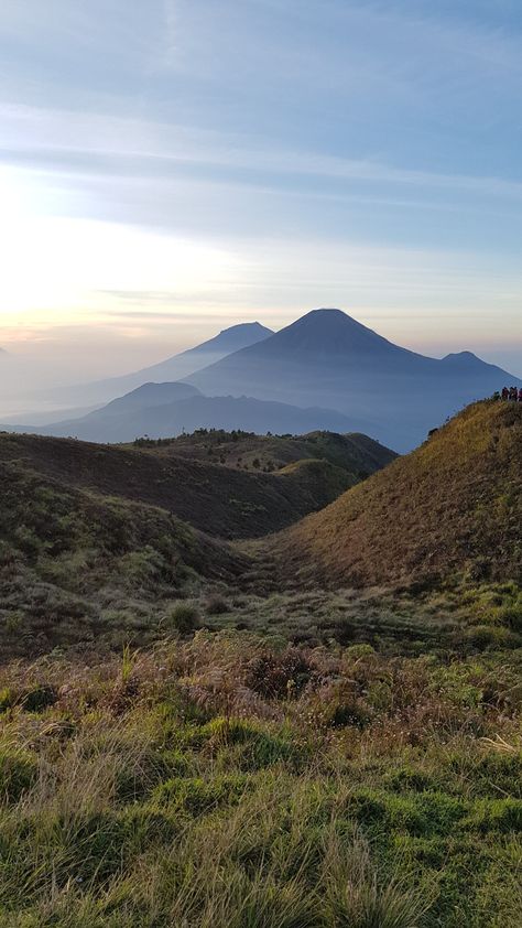 Gunung Prau, Dieng, Indonesia. Photography Inspiration Nature, Mountain Aesthetic, Wallpaper Estetika, Popular Photography, Mountain Wallpaper, Alam Yang Indah, City Aesthetic, Nature Aesthetic, Scenery Wallpaper