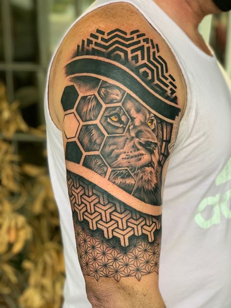 Tattoo Designs Men Bicep, Bicep Lion Tattoo, Geometric Tattoo Design Men, Geometric Lion Tattoo Design, Lion Tattoo Men, Geometric Tattoo Men, Mandala Lion Tattoo, Geometric Arm Tattoo, Biceps Tattoo