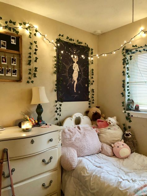 Room With Personality, Room Ideas Aesthetic Twin Bed, Twin Bed Ideas For Small Room Aesthetic, Bookworm Room, Future Bedroom Ideas, Neon Room, Indie Room, Cozy Room Decor, Pretty Room