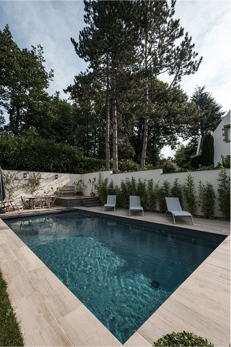 Piscine avec des plages en grès cérame et en ardoise Piscine Design, Swimming Pool Plan, Pool Liner, Pool Landscape Design, Small Pools, Swimming Pools Backyard, Pool Tile, Pool Decks, Forest House