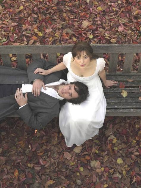 I want the photographer to take a picture like this at my wedding. Elizabeth Bennett, Darcy And Elizabeth, Pride And Prejudice 2005, Elizabeth Bennet, Septième Art, Matthew Macfadyen, Beloved Book, Mr Darcy, Movie Couples