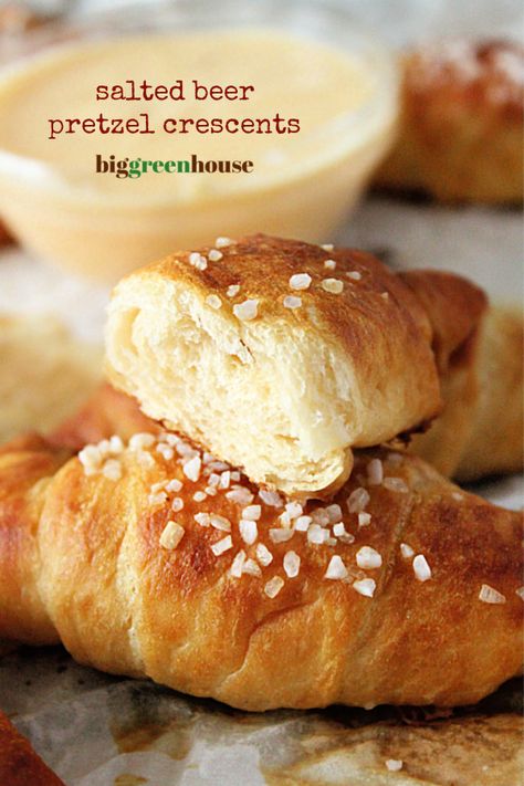 Salted Beer Pretzel Crescents - Big Green House| Simple Desserts and Baked Goods. Pretzels Homemade, Big Green House, Homemade Pretzel, Beer Pretzels, Pretzel Bread, Simple Desserts, Pretzel Rolls, Salted Pretzel, Croissant Dough