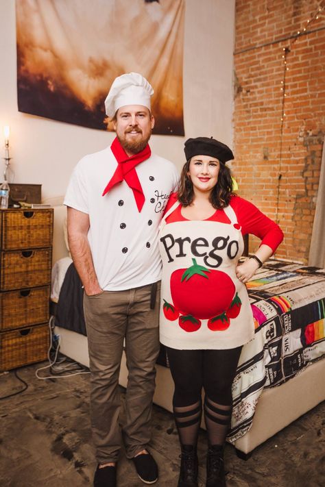 Prego Halloween Costumes Family, Prego And Chef Costume, Bun In The Oven Halloween Costume, Halloween Pregnant Couple Costumes, Prego Halloween Costumes, Pregnant Couples Costumes, Pregnancy Costumes Couples, Prego Costume, Pregnancy Halloween Costumes