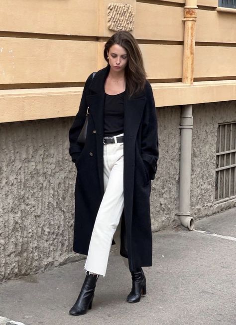 Stealth Wealth Style Women, Black Peacoat Womens Outfit, Black Raincoat Outfit, Black Coat Outfits For Women, Peacoat Womens Outfit, Long Black Coat Outfit, Trench Styling, Style Winter Women, Spring Coat Outfit