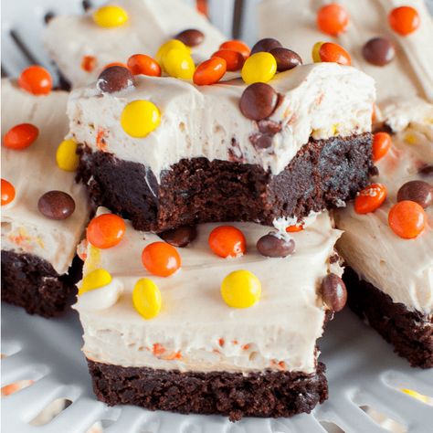 Reese's Pieces Peanut Butter Cheesecake Brownies are chocolate peanut butter heaven! The no bake cheesecake is the perfect topping to these fudgy brownies! B Peanut Butter Cheesecake Brownies, Butter Desserts, Cheesecake Brownie, Reese's Pieces, Community Table, Chocolate Balls, Peanut Butter Desserts, Peanut Butter Cheesecake, Bake Cheesecake