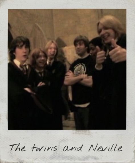 Harry Potter Polaroid Pictures, Hogwarts Polaroid, Harry Potter Bts Photos, Harry Potter Polaroid, Harry Potter Shifting, Harry Potter Bts, Harry Potter Dr, The Weasley Twins, Hp Wallpaper