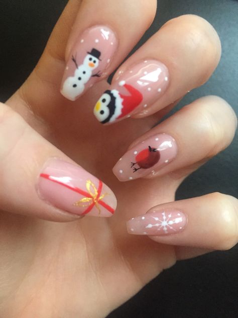 Cute Christmas Nails Snowman, Cute Christmas Themed Nails, Robin Nails Christmas, Penguin Nails Acrylic, Christmas Cat Nails Art Designs, Christmas Nail Snowman, Cute Snowman Nails, Nail Art Snowman, Robin Nail Art