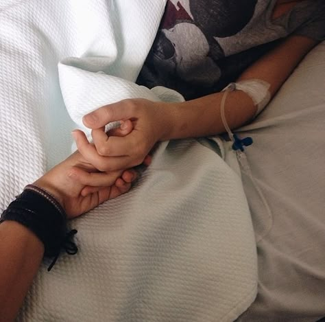 Mains Couple, People Holding Hands, Kiss Books, Hospital Photography, Hospital Pictures, Image Couple, Couple Holding Hands, Chloe Walsh, Aesthetic Couple