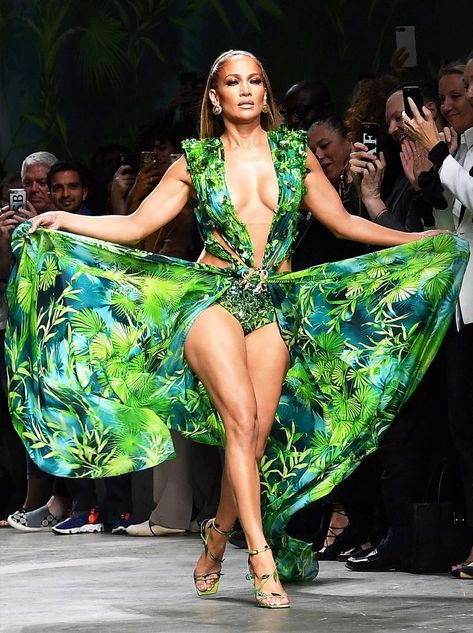 JLo wearing Green Versace Dress that looks like a swimsuit 👙. Jlo Green Dress, Vestidos Versace, J Lo Fashion, Grammy Dresses, Versace Dress, Glamorous Style, Moda Fashion, Milan Fashion Week, Jennifer Lopez