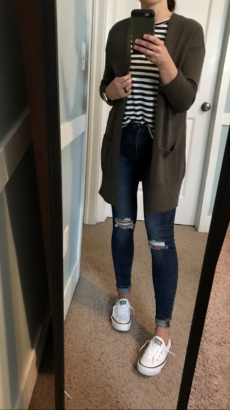 Cardigan And Converse Outfit, White Converse Fall Outfit, Cardigan And Sneakers Outfit, White Converse Shoes Outfit, Black And White Striped Cardigan Outfit, White Converse Outfit Fall, Converse And Jeans Outfit, White Converse Outfit Winter, Lowtop Converse Outfit