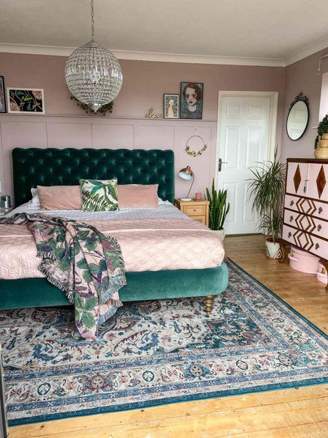 Pink Green Bedrooms, Ikea Malm Nightstand, Green Headboard, Next Bedroom, Jade Design, Pink Bedroom Decor, Eclectic Interior Design, Pink Bedrooms, Green Bedding