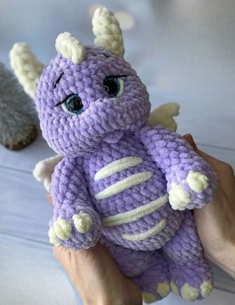 Crochet Dragon Pattern Amigurumi Triceratops, Dinosaur Amigurumi Pattern, Crocheted Dragon, Dragon Video, Crocheting Amigurumi, Dinosaur Amigurumi, Crochet Creatures, Crochet Queen, Puff Stitch Crochet