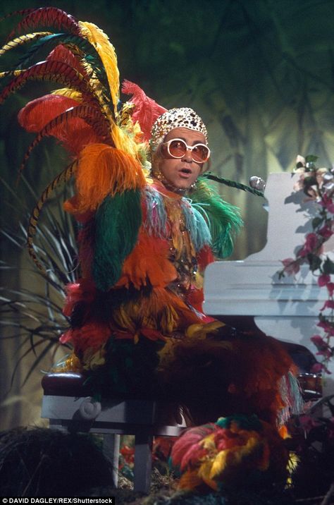 Elton John on 'The Muppet Show'. He'll be played by Welsh singer and actor Taron Egerton... Elton John Outfits, Elton John 70s, Elton John Costume, Rocket Man, Outfits 70s, The Muppet Show, Evolution Of Fashion, Taron Egerton, Wonderful Life