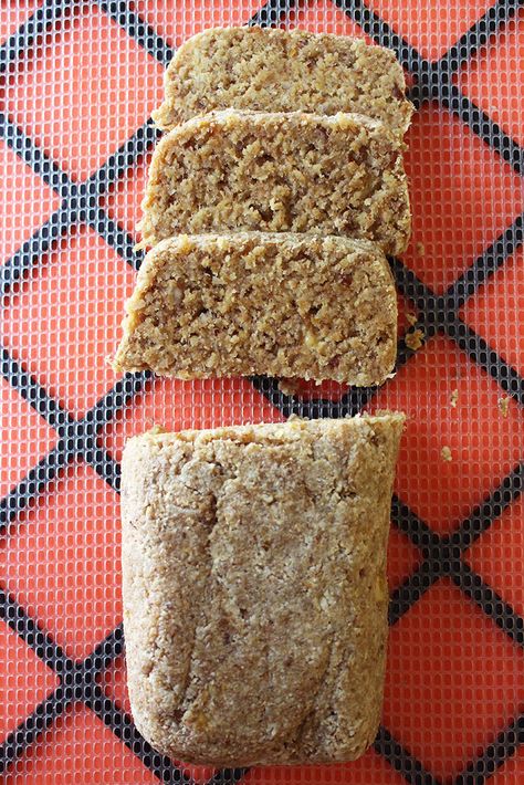 Raw Vegan Banana Bread | Gluten-free | Amanda Nicole Smith Raw Vegan Pancakes, Raw Banana Bread, Raw Crackers, Raw Bread, Raw Vegan Recipes Easy, Raw Vegan Breakfast, Raw Vegan Snacks, Vegan Chocolate Chip Cookie Recipe, Raw Eating