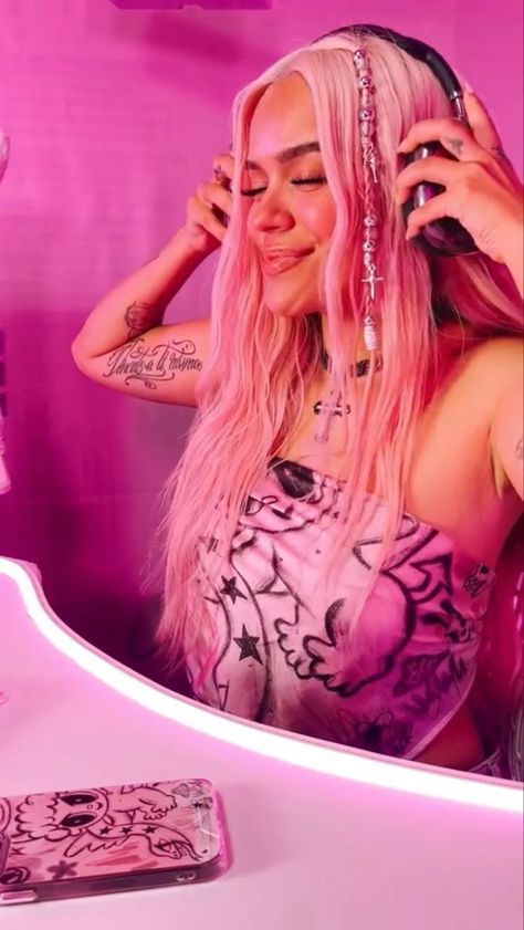 Karol G Bichota Season Wallpaper, Karol G Concert Outfits, Whatsapp Iphone, Aesthetic Women, Mexican Style, Celebrity Photos, Concert Outfit, Pink Hair, Instagram Fashion