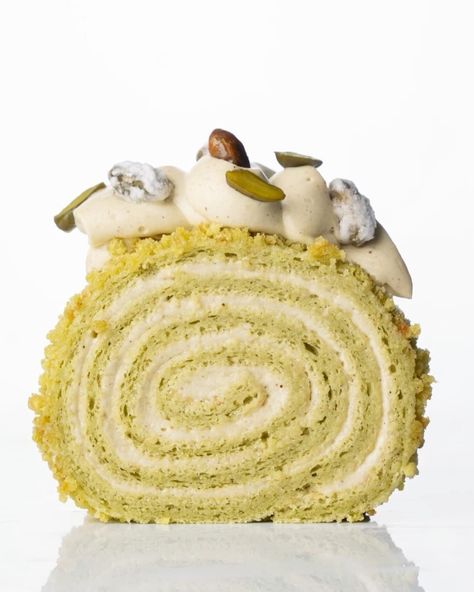 Cake Pistachio, Modern Pastry, Football Inspiration, Dolci Finger Food, Roll Cakes, Pistachio Cake, Swiss Roll, Roll Cake, Cake Roll