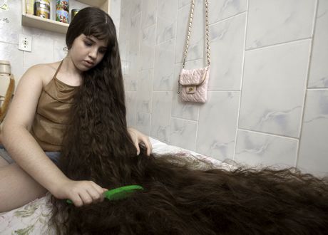 Girl with 5ft long hair..what do you even do with all of that!? Longest Hair In The World, Worlds Longest Hair, Real Life Rapunzel, Longest Hair, Haircuts Ideas, Skai Jackson, Old Hairstyles, Rapunzel Hair, Cute Haircuts