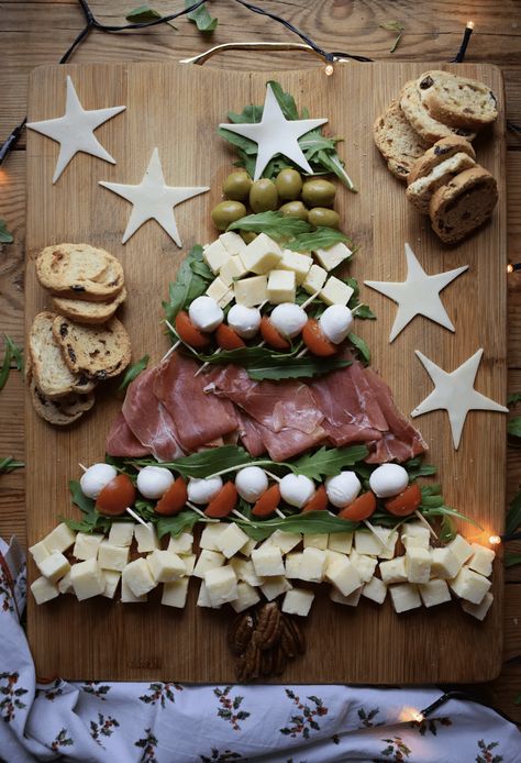 16 Christmas Tree Charcuterie Board Ideas Making A Christmas Tree, Christmas Tree Appetizer, Christmas Party Appetizers, Christmas Tree Charcuterie Board, Tree Charcuterie Board, Tree Appetizer, Christmas Tree Charcuterie, Tree Charcuterie, Goat Cheese Appetizer