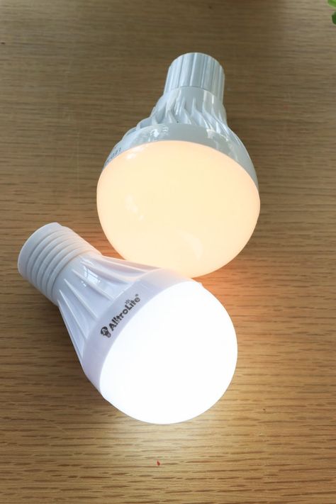 Battery Powered Pendant Lighting, Rechargable Led Light, No Electric Light Bulb, Chargeable Light Bulb, Battery Lighting Ideas, Pendant Light No Electrical, No Plug Lamp Hack, No Plug Lighting, Hanging Battery Operated Light