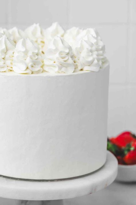 Whip up our easy mascarpone frosting for cake: sturdy, creamy, ready in 3 min. Ideal for layer cakes, it’s a dream to spread and enjoy! Mascarpone Cake Filling, Frosting For Cake, Marscapone Cream, Mascarpone Recipes, Piping Frosting, Mascarpone Frosting, How To Stack Cakes, Cotton Cake, Strawberry Powder