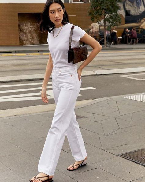 Clean 90s Fashion, Basic Chic Outfit, White Brown Outfit, Summer Jean Outfits, Outfits Blancos, White Jeans Outfit Summer, White Pants Outfit Summer, Casual Minimalist Outfit, Minimalist Outfit Summer