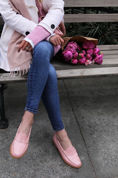 Atlantic-Pacific // Pink loafer and skinny jeans // Click for more Fall style on the site! Pink Loafers Outfit, Pink Flats Outfit, Pink Shoes Outfit, Tennis Shoes Outfit Work, Flat Shoes Outfit, Light Pink Shoes, Tennis Shoe Outfits Summer, Pink Loafers, Baby Pink Shoes