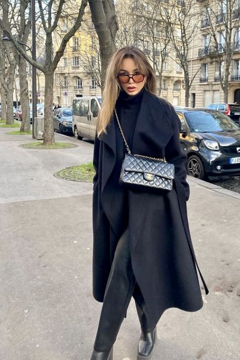 Womens Winter Coats Uk, Manhattan Outfit Winter, Warm Classy Outfits, Chic Autumn Outfits Classy, Paris Chic Style Outfits Winter, Casual Parisian Outfits Winter, Parisian Style Winter Chic Outfit, Madrid Street Style Winter, Classy Parisian Style Winter