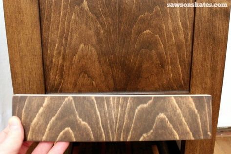 How to make tea stain and 3 advantages of tea staining wood DIY furniture - comparison of wood not treated with tea stain and wood treated with tea stain Building Cabinets, Woodworking Tricks, Diy Wood Stain, Woodworking Lamp, Woodworking Chair, Storage Benches, Woodworking Basics, Woodworking Bed, Woodworking Logo