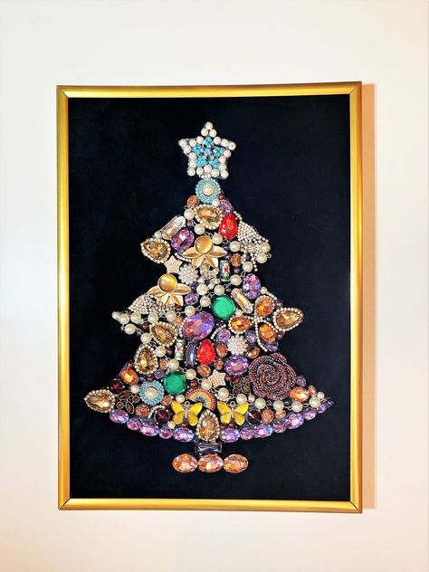 If you're looking for classy homemade Christmas decorations to make, you'll love this unique elegant DIY framed jewelry Christmas tree! Diy Costume Jewelry Crafts, How To Make A Jewelry Christmas Tree, Costume Jewelry Christmas Tree Diy, Costume Jewelry Crafts Projects Diy Ideas, How To Make Jewelry Art, Christmas Tree Made From Old Jewelry, Jewelry Art Diy, Brooch Christmas Tree Diy, Jewelry Christmas Tree How To Make A