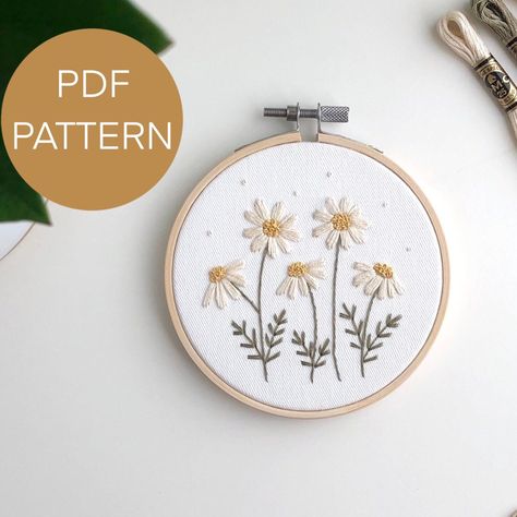 If you are new to hand embroidery, this Daisies Embroidery Pattern for beginners is now available! It contains step by step stitching instructions, lots of photos, and more! Daisies Embroidery, Fall Botanicals, Hoop Art Wall, Simpul Makrame, Broderie Simple, Buat Pita, Beginner Embroidery, Desain Buklet, Embroidery Hoop Wall Art