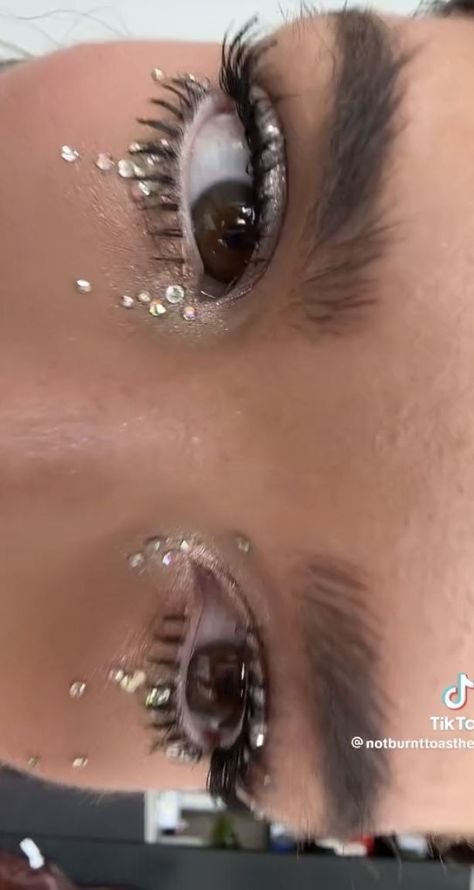 Make Up For Rave, Makeup Ideas Ethereal, Rave Inspo Makeup, Silver Gem Makeup, Cool Eyeshadow Looks Creative, Spiky Eyelashes, Gem Eye Makeup, Cool Eyeshadow Looks, Makeup Looks Fun