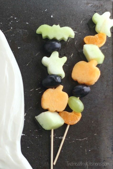 Ghostly Halloween Fruit Dip – (Yet Another!) Healthy Halloween Treat Halloween Fruit Kabobs, Fall Food Gifts, Crock Pot Chicken Tacos, Carnival Snacks, Healthy Fruit Dip, Gluten Free Halloween, Healthy Halloween Food, Holiday Lunch, Halloween Food Appetizers