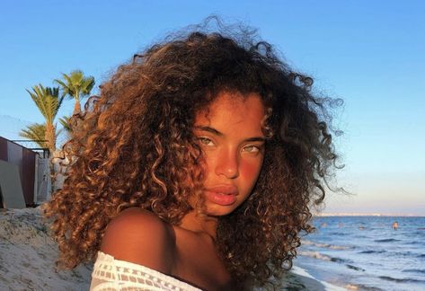 #mixed #eyes #vsco #model #tumblr #aesthetic Curly Heads, Curly Hair Beauty, Short Locs, Short Locs Hairstyles, Beauty Makeup Tutorial, Waves Curls, Tumblr Aesthetic, Black Curly Hair, Coily Hair