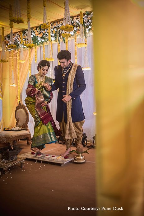 Maharashtrian Wedding Look For Groom, Saptpadi Couple Look, Maharashtrian Wedding Outfits, Saptapadi Look For Bride And Groom, Marathi Wedding Dress, Marathi Groom Outfit, Maharashtrian Wedding Couple Outfits, Maharashtrian Bride And Groom Outfits, Maharashtrian Groom Outfit