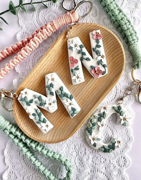 Clay Gifts For Best Friend, Clay Crafts For Birthday, Polymer Clay Initial Keychain, Handmade Keychains With Clay, Polymer Clay Letter Keychain, Clay Earrings Floral, Clay Crafts Keychain, Unique Polymer Clay Ideas, Clay Letter Keychain