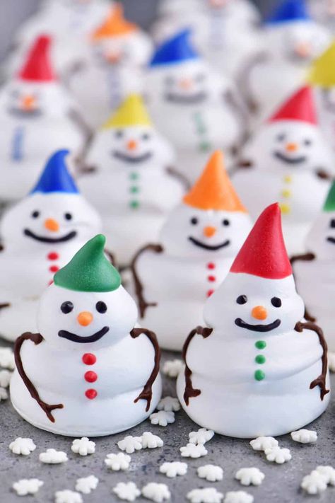 Cheerful Snowman Meringue Cookies are crunchy, airy, melt in your mouth treats. Place in a mug of hot chocolate to make a melting snowman! Christmas Meringue Cookie, Snowman Meringue Cookies, Snowman Meringue, Christmas Meringue Ideas, Meringue Snowman, Meringue Designs, Cute Meringue Cookies, Meringue Cookies Christmas, Christmas Meringue