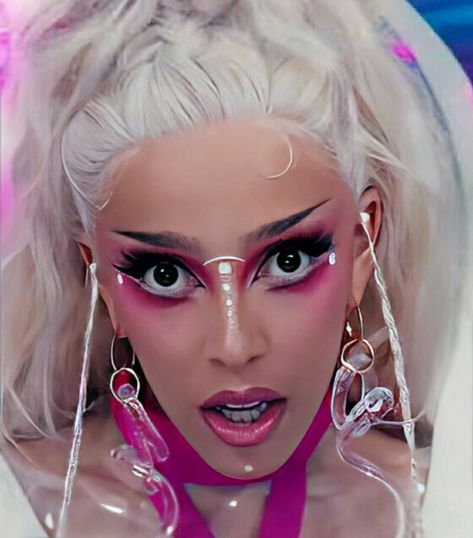 Doja Cat Planet Her Makeup, Doha Cat Makeup, Get Into It Yuh Doja Cat, Doja Cat Alien, Doja Cat Makeup Looks, Doja Cat Woman, Doja Cat Makeup, Doja Cat Planet Her, Makeup Edgy